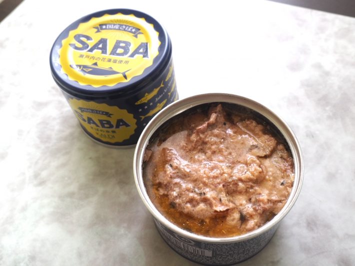 「さばの水煮」と「さば缶に混ぜるだけ 3種のパテの素」を用意。