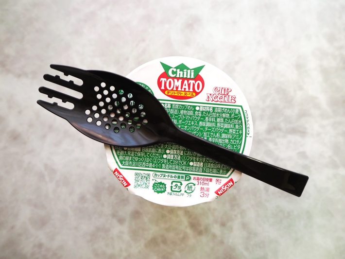 お湯を注いで3分待機。