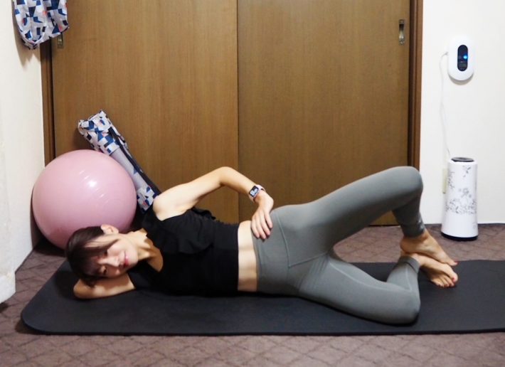 （3）息を吐きながら左ひざを開く～息を吸いながら閉じる×10回