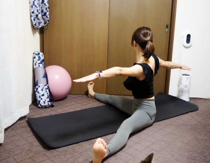 （2）息を吐きながら上体を右にねじる～息を吸いながら正面に戻る