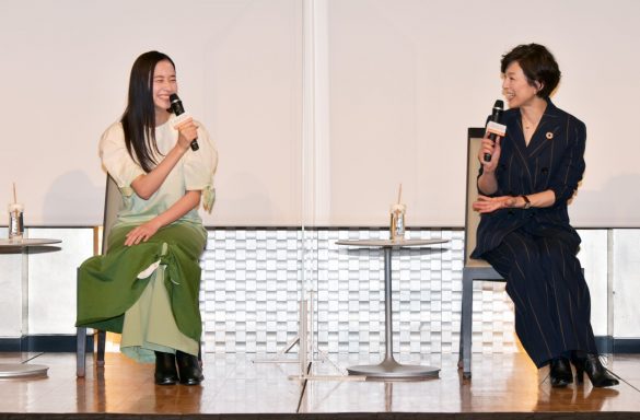 左から）堀田真由、鈴木保奈美