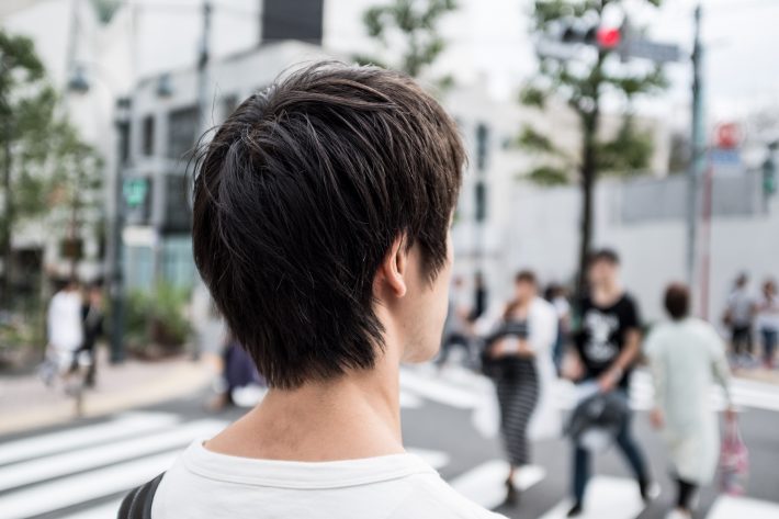 路上にいる男性