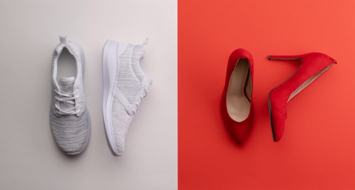 スニーカーとヒール