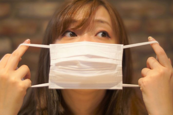 マスクの女性