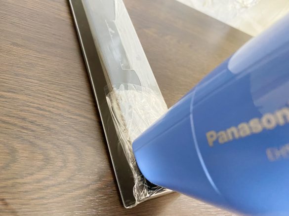 ドライヤーの温風を当てます。