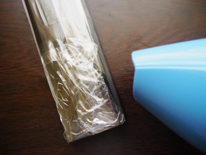 一瞬でフィルムがリモコンに密着。