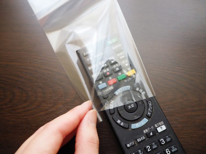 リモコンを頭から入れます