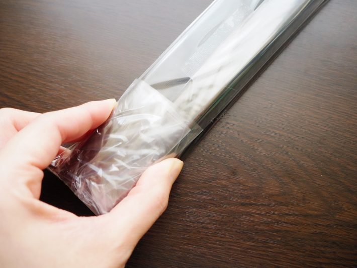 フィルムの余った部分を固定します。