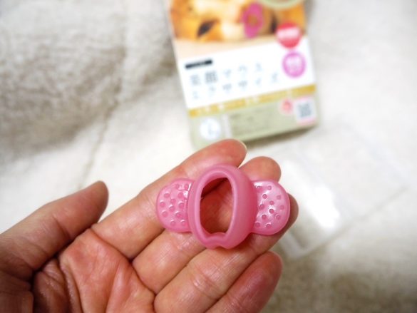 穴の部分を口にはめて使います