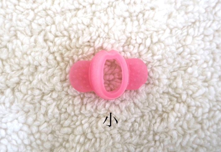 小さい穴の方を唇に装着