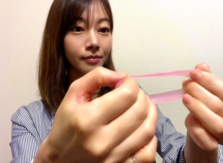 両手でグイーンと