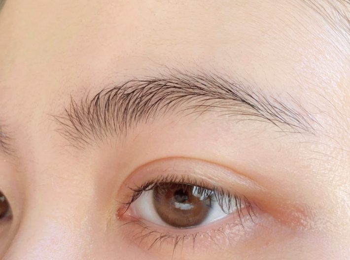 クリアマスカラのみで整えた眉。