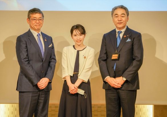 中央が株式会社アキュラホーム広報担当・西口彩乃さん。左はザ・キャピトルホテル東急・総支配人・末吉 孝弘氏、右はアキュラホーム・代表取締役社長・宮沢 俊哉氏