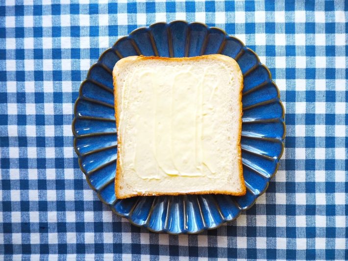 マヨネーズをまんべんなく伸ばします