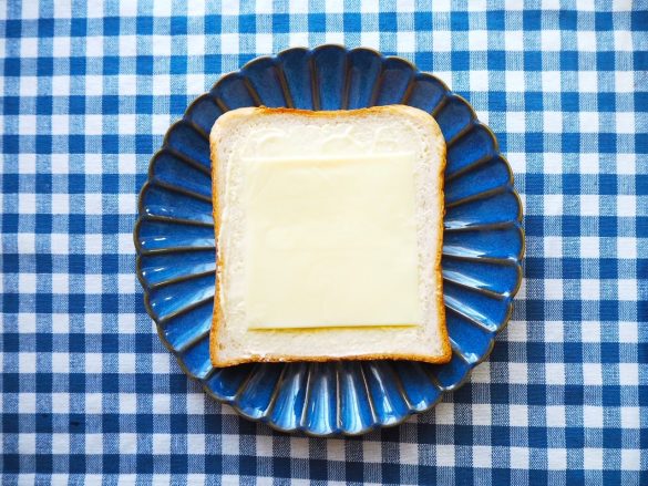 溶けるチーズを1枚のせる。