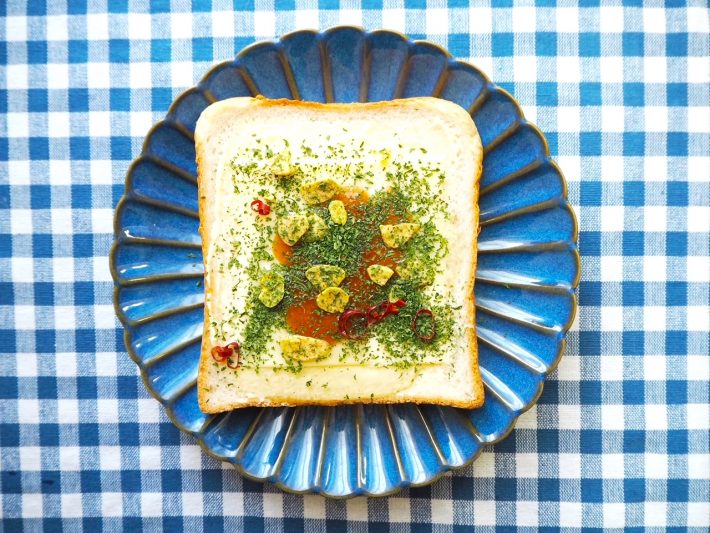 トッピングを振りかける。