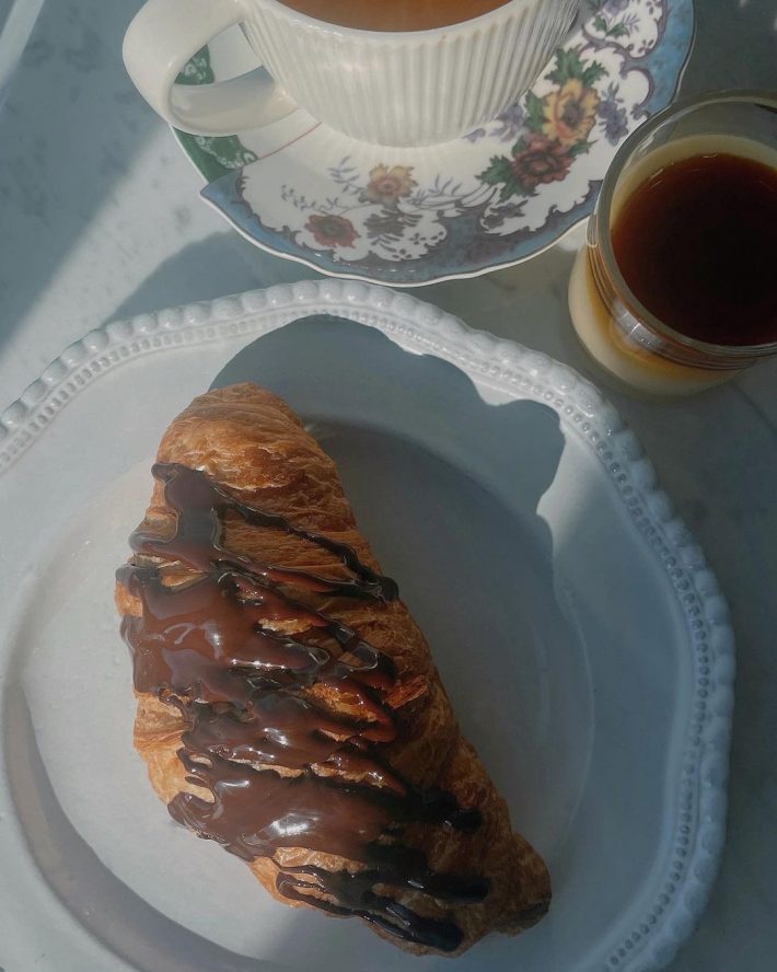 かぢちゃんのある日のティータイム ※加治ひとみInstagramより