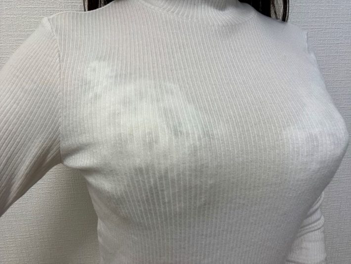 白い下着の上に白い洋服を着たら、透けてしまっています