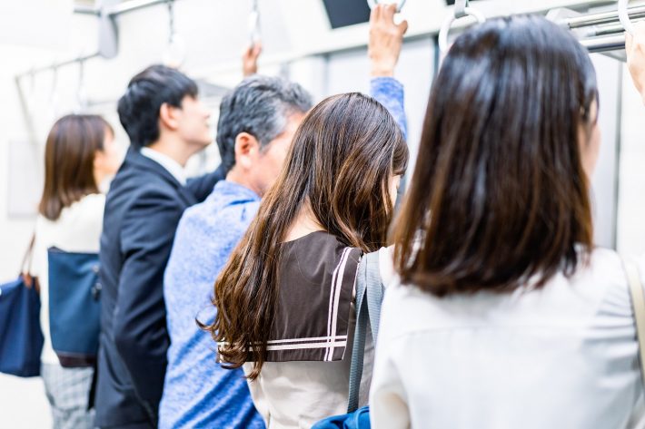 満員電車で通勤をするビジネスパーソン