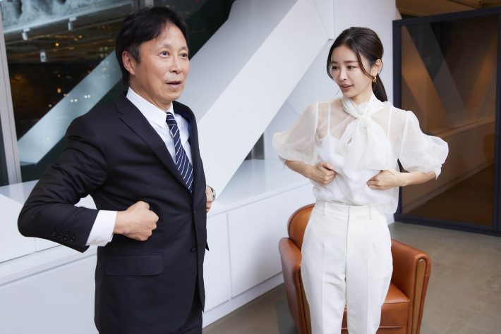 両手を“グー”にして、肋骨の間をこする