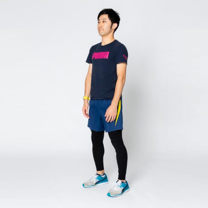 1. 足を肩幅に広げて軽く膝を曲げたら前傾姿勢をとります