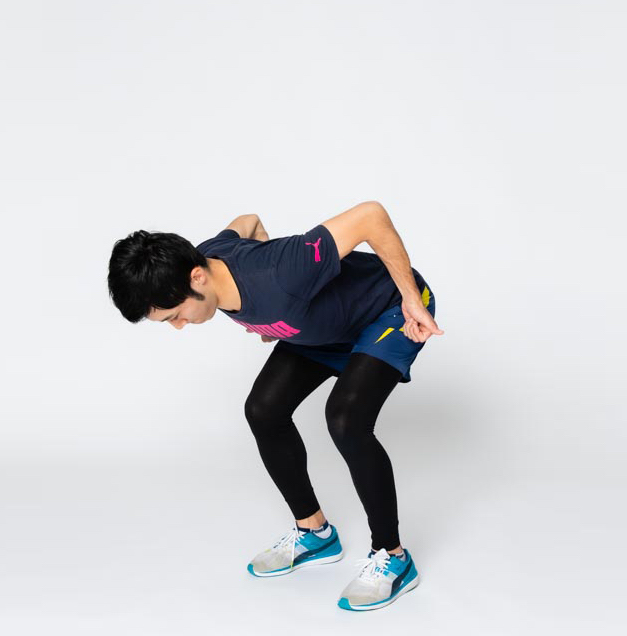 3. 息を吐きながら肘を曲げるように腕を引っ張ります