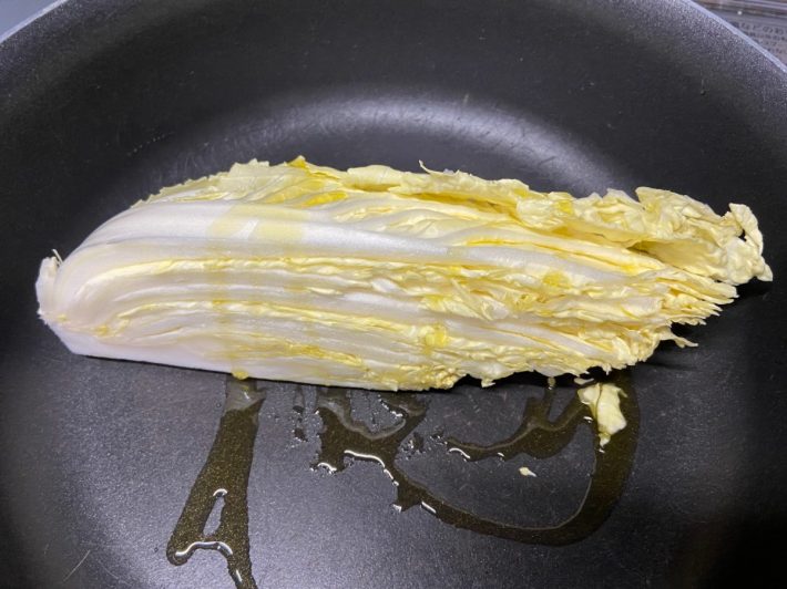 白菜にオリーブ油をかけてフライパンで焼くだけ