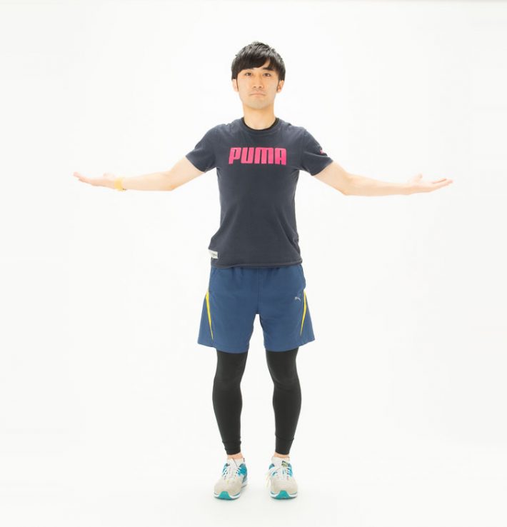 2. 水平に腕を開きながら、腕は外側に捻ります。