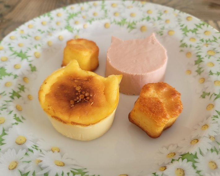 猫型ミニサイズのチーズケーキや肉球型のプチマドレーヌを発見