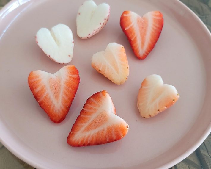ハート型のイチゴが完成。平皿にランダムに並べるだけでアートのような仕上がりに