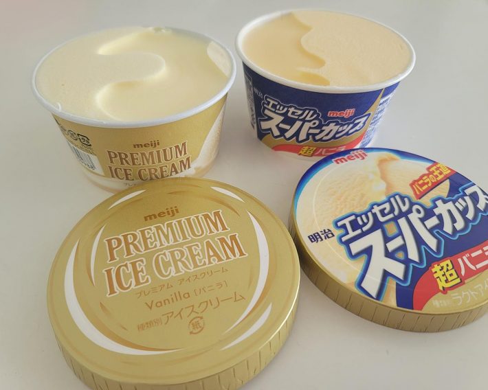 左：明治 プレミアムアイスクリーム　378円（以下、税込）／右：明治 エッセル スーパーカップ 超バニラ　151円