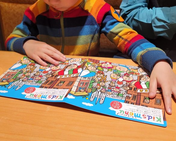 キッズメニューの間違い探しを楽しむ我が子。