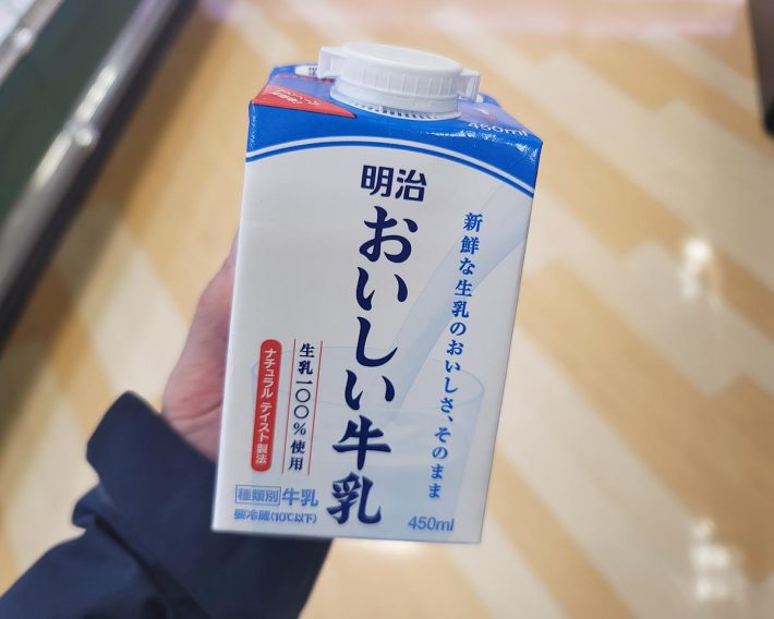 明治おいしい牛乳（明治）。生乳100％の成分無調整、乳脂肪分3.5％以上。