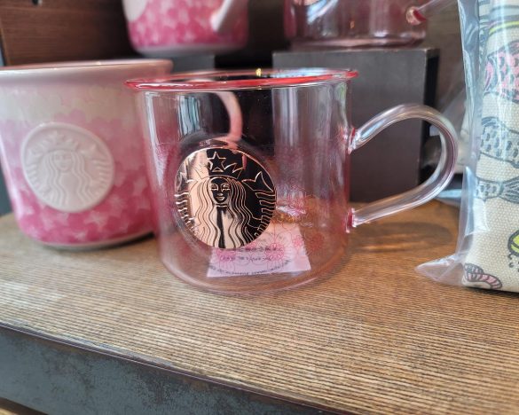 左『SAKURA2022ロゴマグペタルグラデーション355ml』¥2,420／右『SAKURA2022耐熱グラスマグメダル414ml』¥2,860