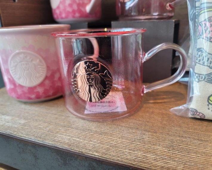 左『SAKURA2022ロゴマグペタルグラデーション355ml』¥2,420／右『SAKURA2022耐熱グラスマグメダル414ml』¥2,860