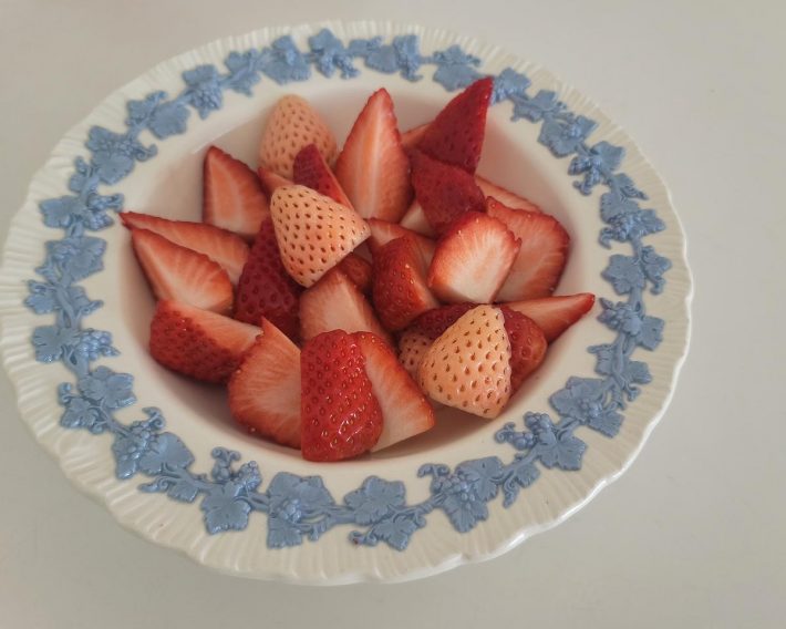 イチゴをおしゃれに盛り付けるって、意外と難しい
