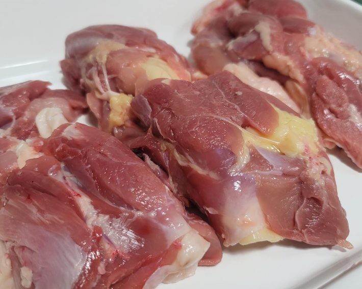 3種類の地鶏を食べ比べてみた。左から、信州黄金シャモ、阿波尾鶏、長州黒かしわ。