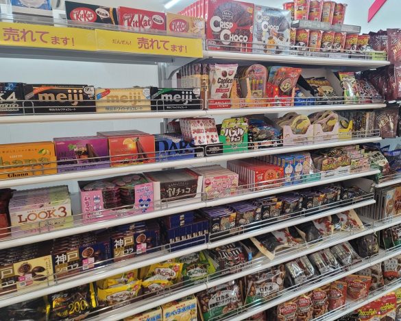 スーパーなどのお菓子コーナーを探してみると、ドラえもんコラボは発見できるが……