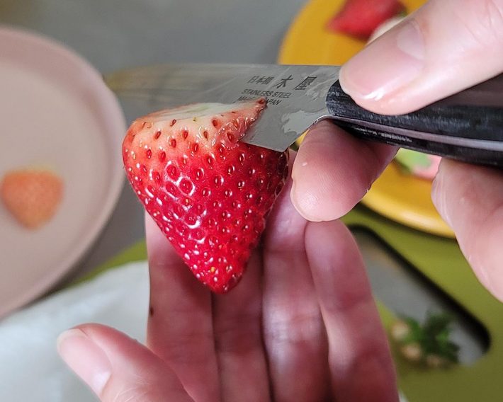 くぼみを作るために、ハートのカタチを意識してふんわり切り込みを入れましょう