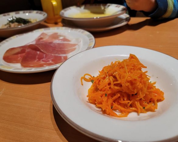 爽やかにんじんサラダ200円、プロシュート400円。プロシュートは親子共通の大好物。