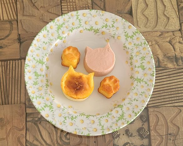 ミニサイズのチーズケーキ「にゃんチー」（1箱4個入り）／1080円（以下、税込）、「にくきゅうマドレーヌ」（1個280円）