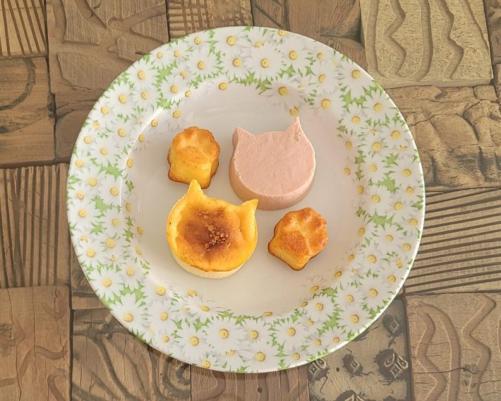 ミニサイズのチーズケーキ「にゃんチー」（1箱4個入り）／1080円（以下、税込）、「にくきゅうマドレーヌ」（1個280円）