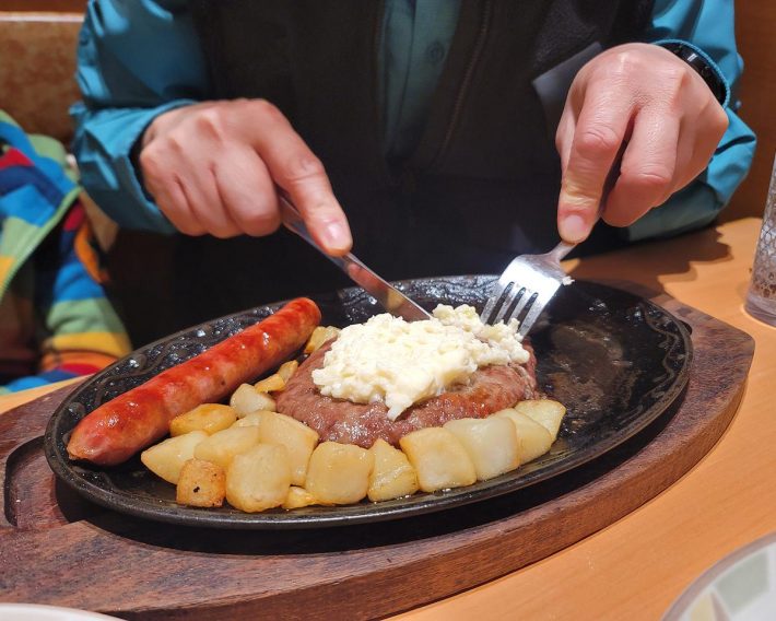 レフォールソースのハンバーグとサルシッチャの盛合せ