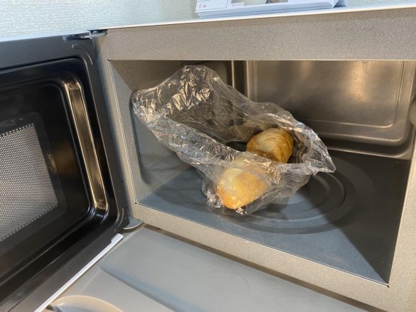 蒸発した水分がパンの外皮に移らないよう、袋の口は広く開けること