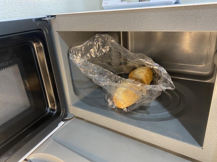 蒸発した水分がパンの外皮に移らないよう、袋の口は広く開けること。