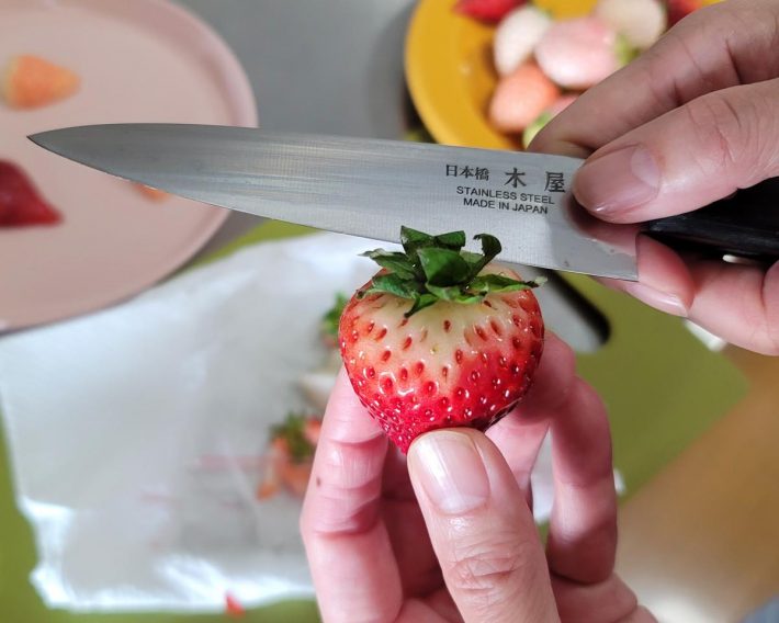 ヘタのすぐ下を水平に切り落としましょう