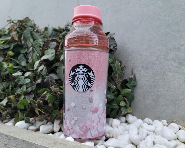 目立ちすぎることなく、ほんのりキラキラしていてエレガント。曇りの日にも元気をくれそうです