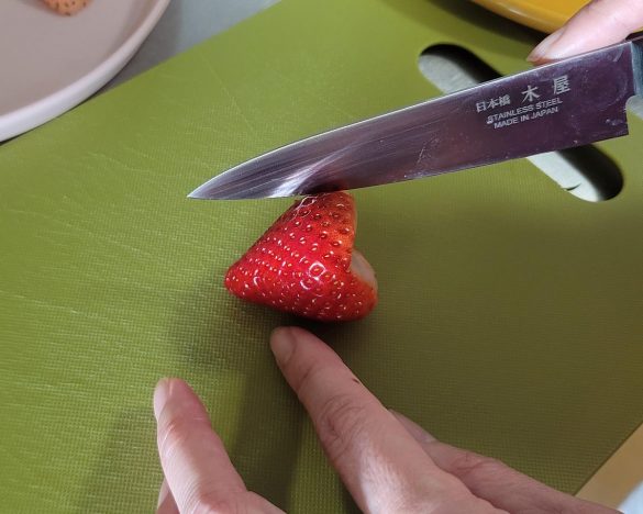 断面を作るためにタテ方向に切ります