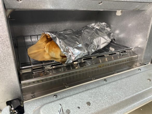 トースターの熱が直接当たらないように、上下にアルミホイルをセットする