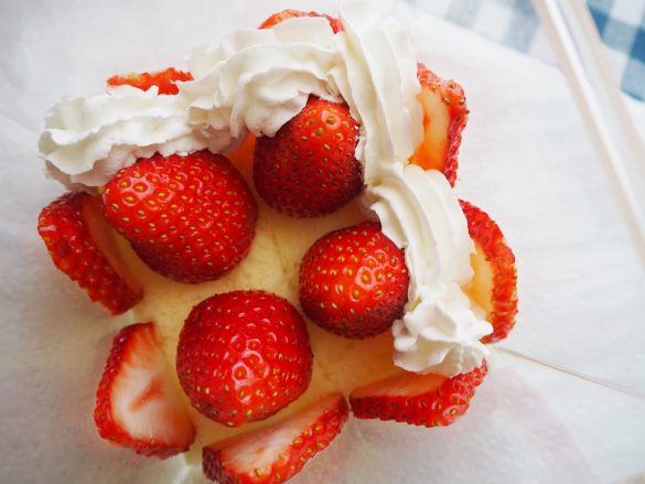 ホイップクリームを入れます